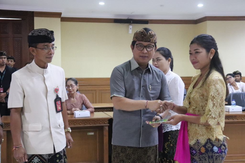 Pemkab Badung Serahkan Hibah Kepada Lembaga Adat